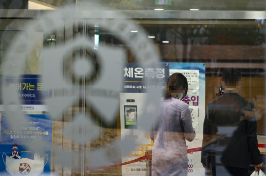 19일 오후 코로나19 확진자가 다수 발생한 서울 서대문구 연세대학교 신촌캠퍼스 제1공학관의 모습. 연합뉴스